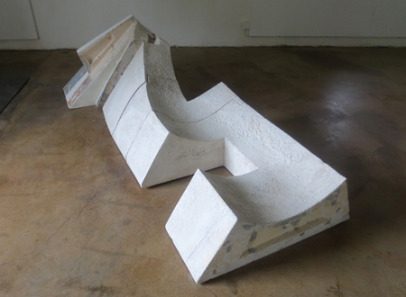 Foto av en del av Iréne Vestmans skulpturinstallation InOm, betong.